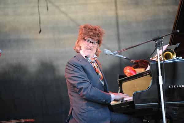 Helge Schneider, hier 2020 am Bayreuther Kulturkiosk, kann blödeln und hochkarätig musizieren.