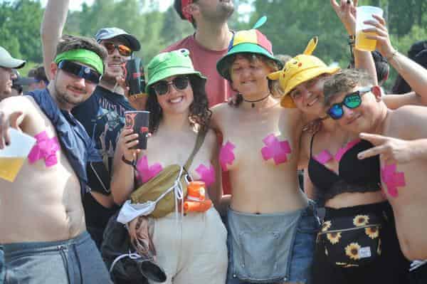 Klimakleber einmal anders: Not macht erfinderisch. Oder auch die pralle Sonne. Mehr oder weniger Klamotten: Das war eine der Kernfragen des Festivals