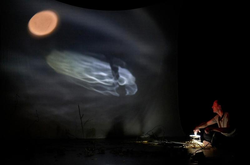 Die Festivaleröffnung bestreitet die französische die französische Compagnie FLOP mit „Cheminements“