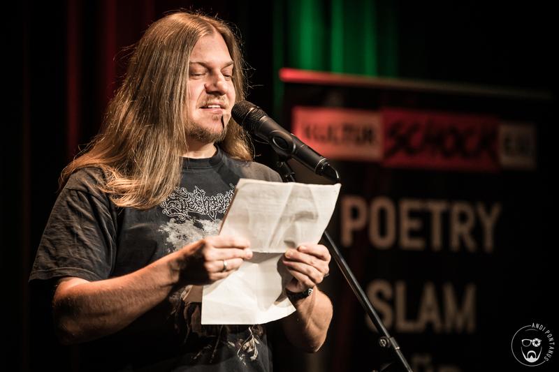 Dominic Hopp, der den ersten Poetry-Slam im Erika-Fuchs-Haus gestaltet