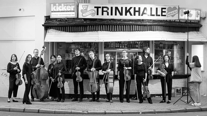 Das Ensemble Ruhr vor der Trinkhhalle