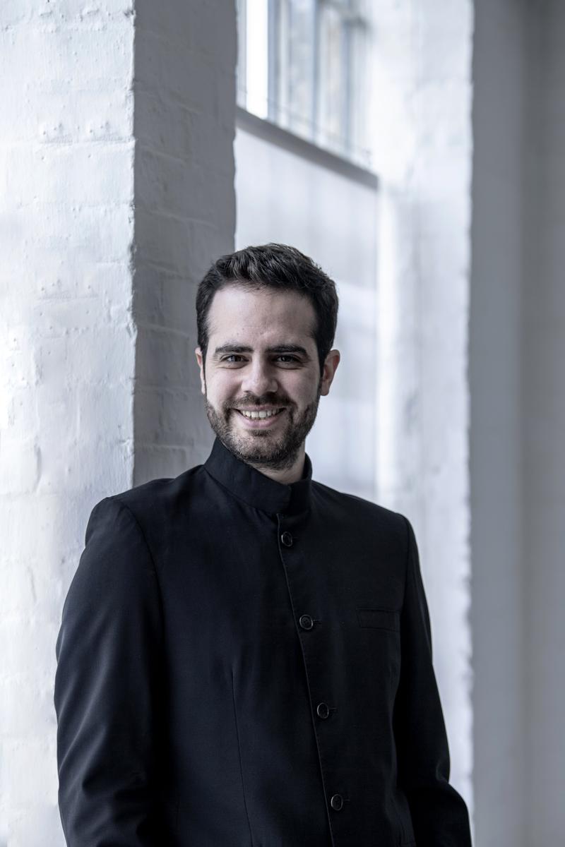 Dinis Sousa leitet das Orchester