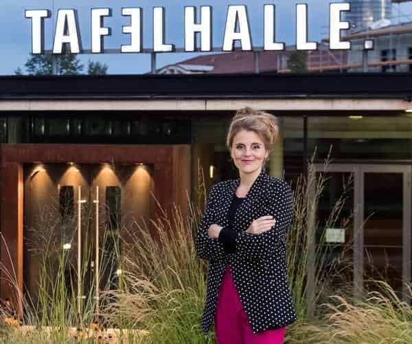 Friederike Engel, die neue Leiterin vor ihrer Wirkungsstätte