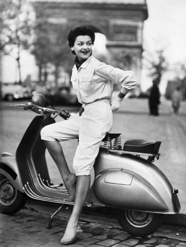 Werbefoto von Dior, Moped-Fahrerin (Paris), 5. Juni 1952