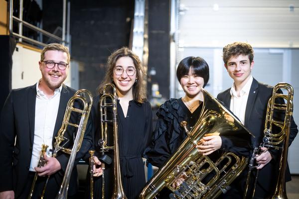 Junge Musikerinnen und Musiker bilden ein Orchester auf Zeit