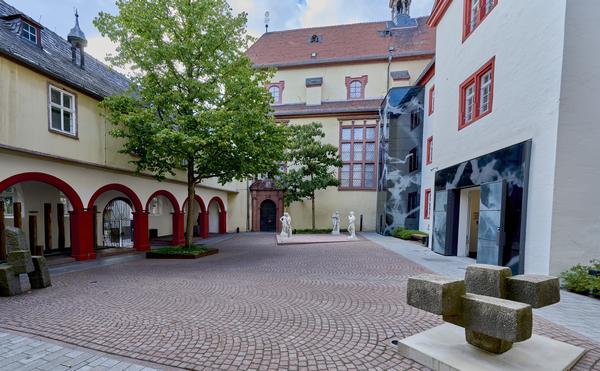 Gemeinsamer Innenhof Christian Schad Museum und Kunsthalle Jesuitenkirche