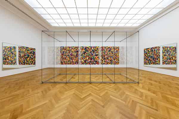 Blick in Raum 3 der Ausstellung (Glas)