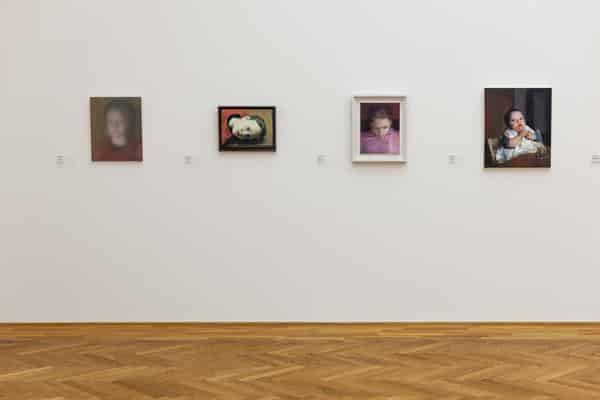 Familienportraits in der Ausstellung