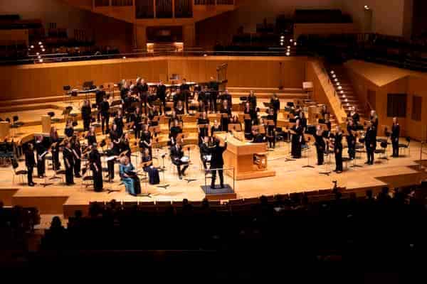 Der gesamt Chor auf der Bühne