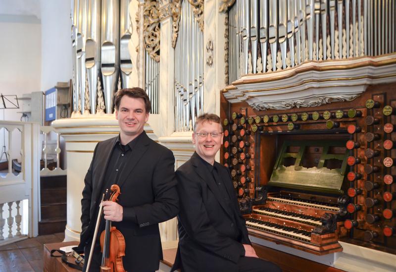 Theophil Heinke und David Gorol geben sommerliche Musik von Vivaldi, Heinke, Rinck, Bull u.a. zum Besten