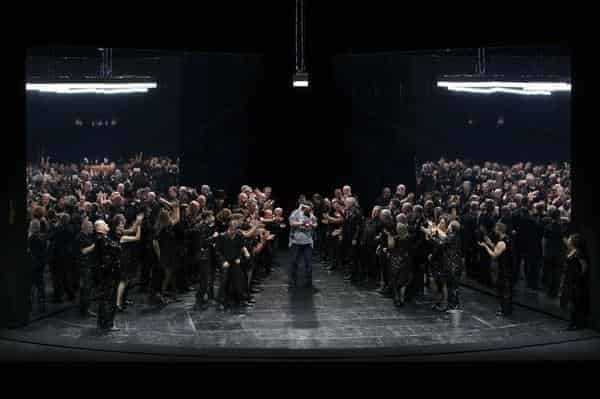 Allan Clayton (Jim Mahoney), Jens Larsen (Dreieinigkeitsmoses) und Ensemble