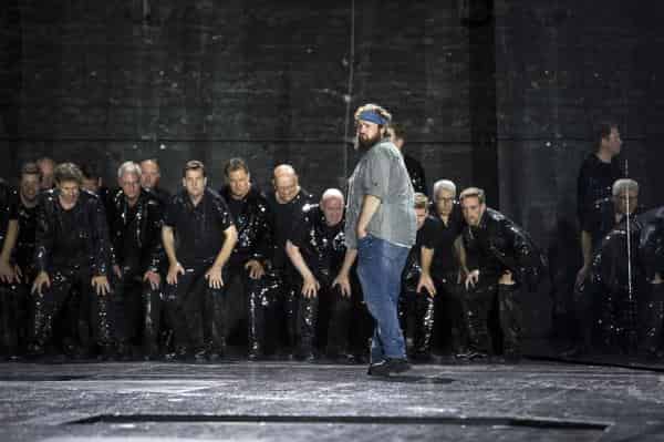 Allan Clayton (Jim Mahoney) und die Chorsolisten der Komischen Oper Berlin