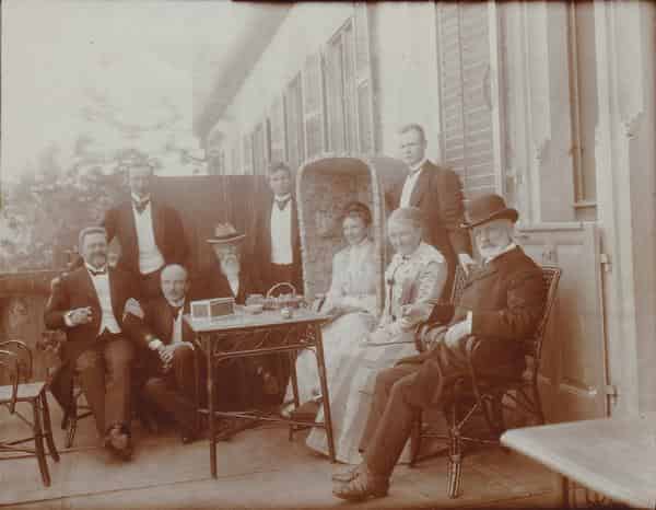 Gräfliche Familie von Luxburg mit Freunden und Verwandten