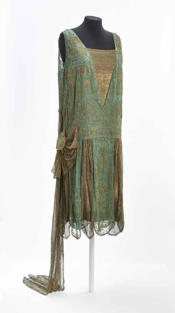 Gesellschaftskleid, um 1925, Deutschland, Stickerei in Goldfäden und Glasperlen auf Crêpe Georgette, Goldlamé