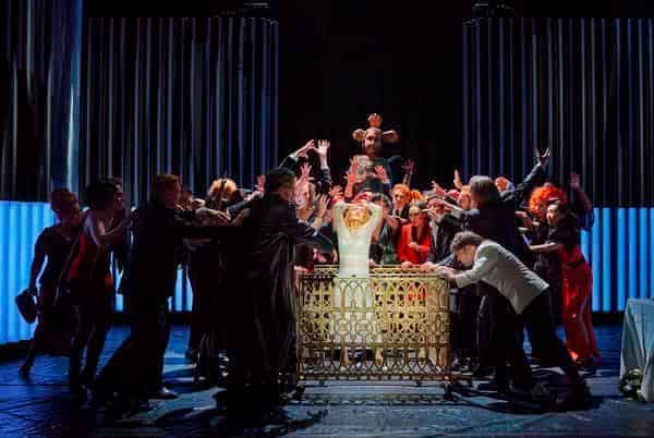 Szene aus "Lucia di Lammermoor" am Mainfranken Theater Würzburg