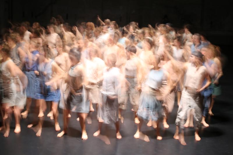 Das Stadttheater Fürth holt „Hamonim – Was die Masse bewegt“ ins Haus