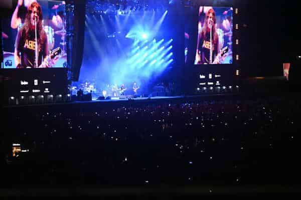 Zum Bersten gefüllt war die Hauptbühne, als Dave Grohl und die Foo Fighters zum letzten großen Tanz baten. Bombe!