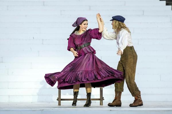 Das Musical Anatevka bei den Erfurter DomStufen-Festspielen: Hannah Miele (Hodel), Denis Riffel (Perchik)