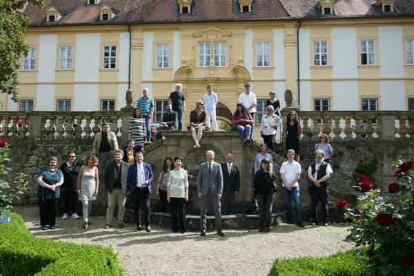 Die nominierten Künstler des Kunstpreises 2020 vor dem Schloss Oberschwappach