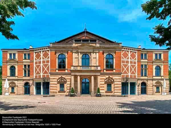 Frontansicht des Bayreuther Festspielhauses