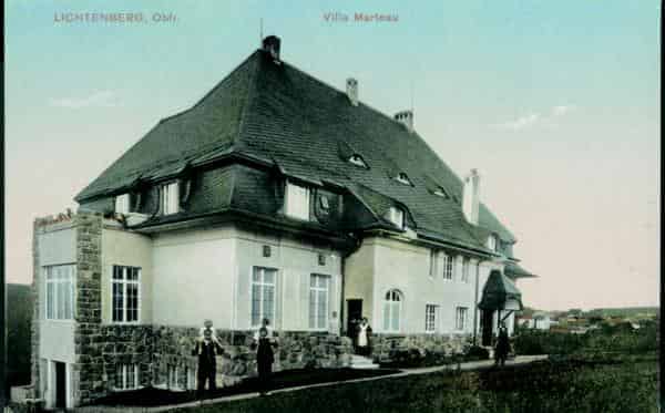 Die neu errichtete Villa Marteau 1913 mit Bediensteten und den beiden älteren Töchtern Henri Marteaus im Vordergrund. 