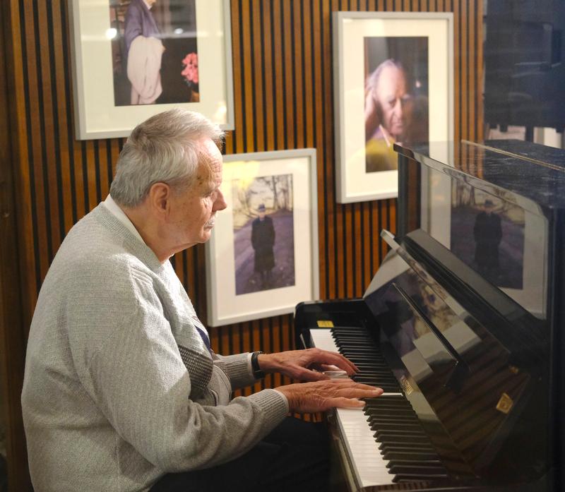 Heinrich Hartl begleitet Helmut Haberkamm am Klavier