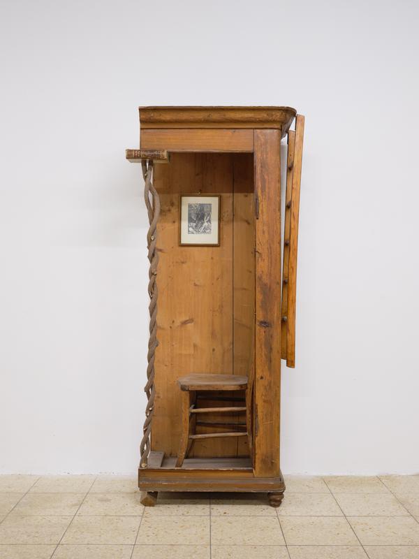 Hubertus Hess, Denkraum, 2019, verschiedene Materialien, 185 x 65 x 45 cm