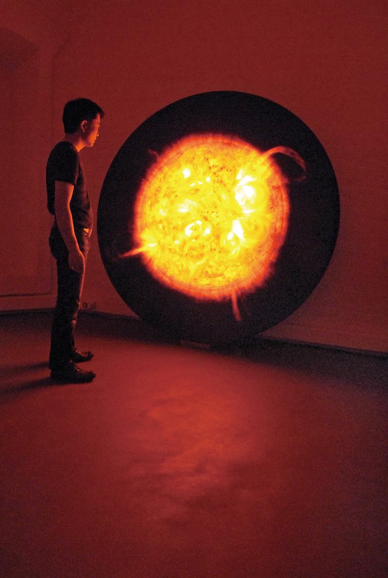 Hiroyuki Masuyama, Sun, 2012 Acryl auf Epoxidharz und Lightbox