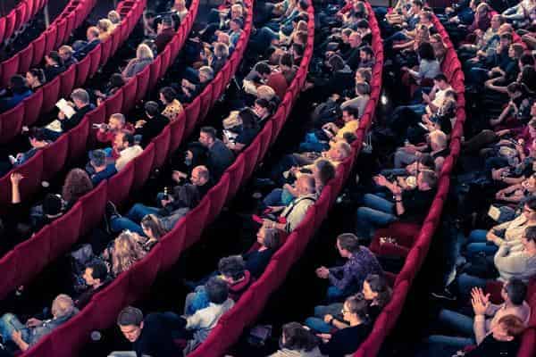 Publikum in den Kinosesseln der Internationalen Hofer Filmtage