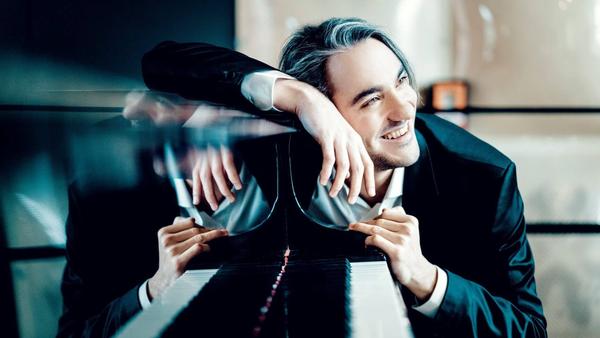 Ein Klavierabend mit Alexander Gadjiev im Stadttheater Aschaffenburg sieht Werke von Debussy, Bartók, Schumann und Rachmaninow vor