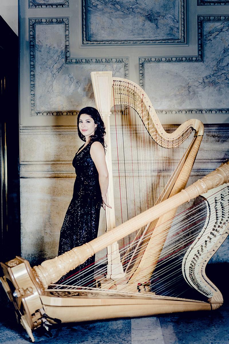 Die belgische Harfenistin Anneleen Lenaerts kommt am 5. Juli zusammen mit Julia Hagen (Violoncello) ans Stadttheater Fürth