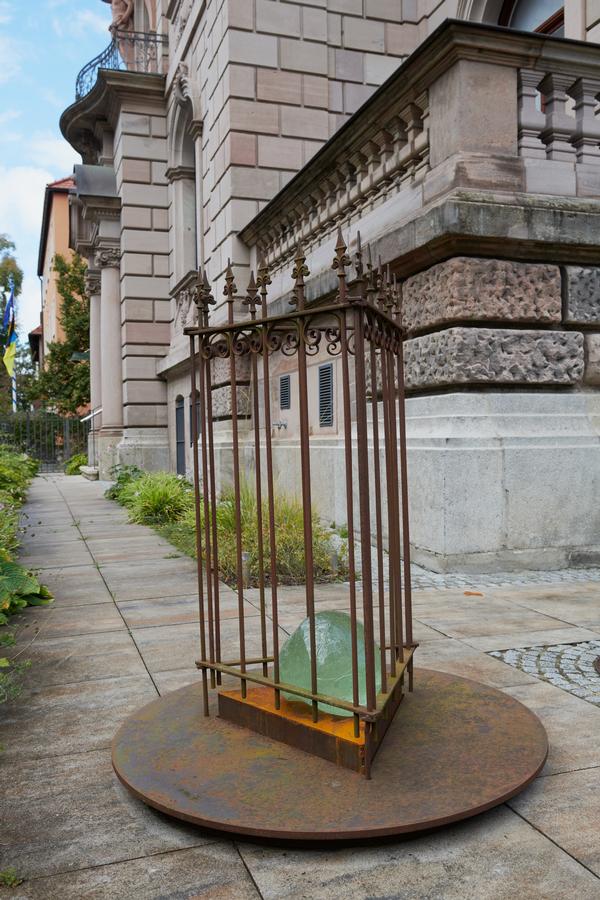 Hubertus Hess, Hortus conclusus, 2024, Stahl, Glas, 128 x 110 cm