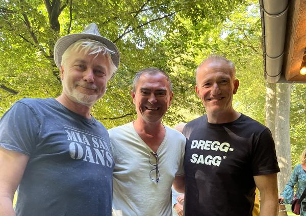 Michl Müller (rechts), hier mit Werner Schmidbauer und unserem Mitarbeiter Andi Bär, kommt im Juli gleich zweimal nach Oberfranken