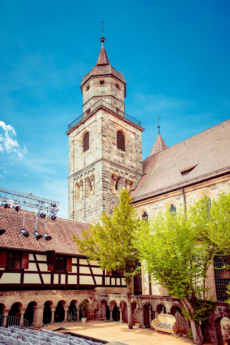Kreuzgang-Bühne mit Stiftskirche am Tag
