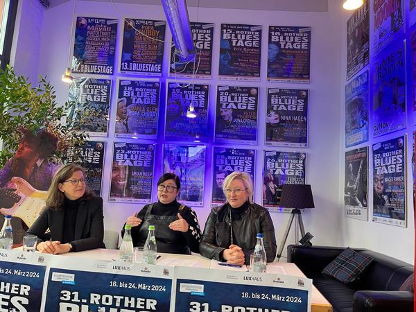 Silke Rieger und Monika Ammerer-Düll, hier zusammen mit Bürgermeisterin Christine Lux (von rechts), zeichnen federführend verantwortlich für die Programmgestaltung der Rother Bluestage