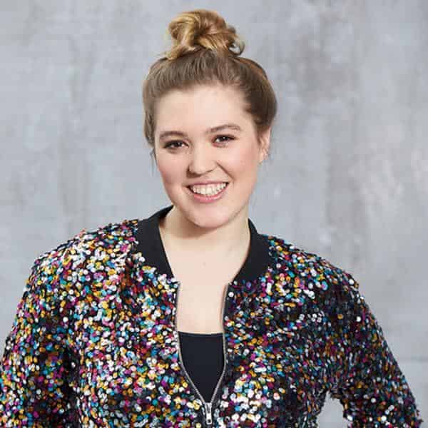 Fee Brembeck tritt auf der Theaterbühne fifty-fifty in Erlangen auf