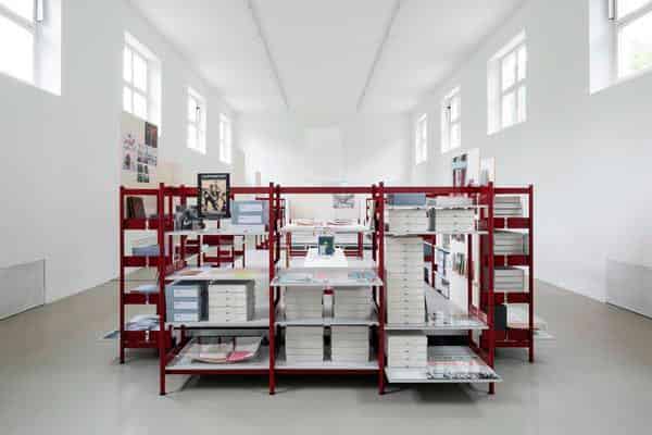 Eine Installationsansicht: THE ARCHIVE AS ... des Kunstvereins München