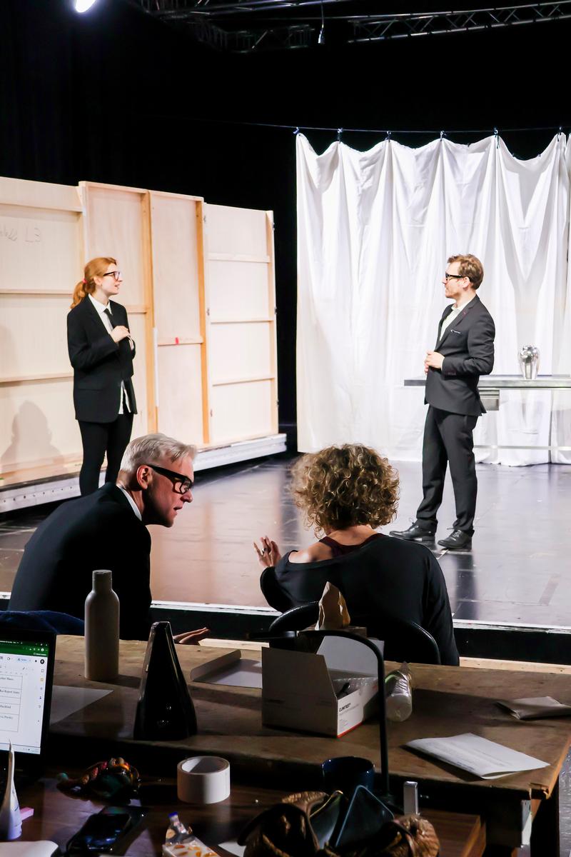 Das Ensemble bei einer Probe von „Eat My Fear (UA)“ – zu sehen sind die Probebühne sowie Probenkostüme