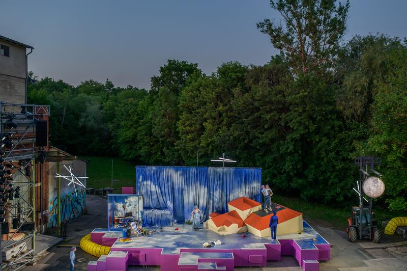 Impression der Sommertheater-Produktion „Was ihr wollt“, die 2025 am e-werk Weimar zu sehen war