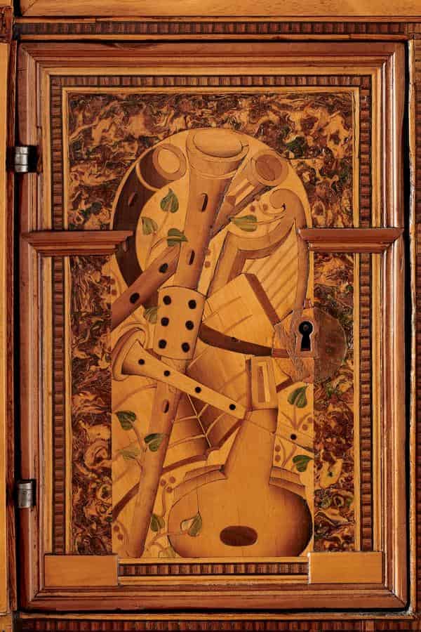 Kabinettschrank mit Darstellungen von Musikinstrumenten (Detail), Franken/Thüringen, um 1600 (in nachfolgenden Jahrhunderten stark überarbeitet), Kunstsammlungen der Veste Coburg, Inv.-Nr. Gr.Kat.XIX.010.