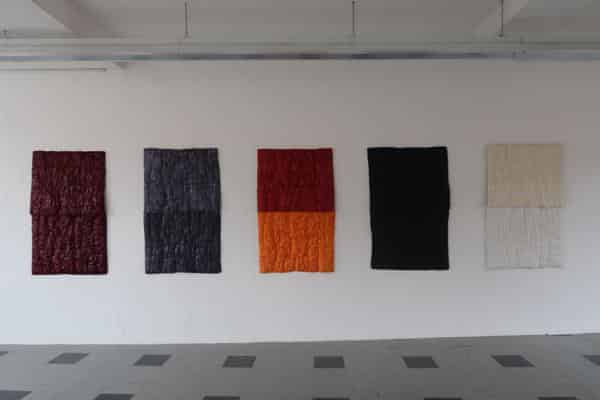 Hasso von Henninges, Ausstellungsansicht Kunstverein Aschaffenburg 2022, (5 Wandobjekte, je zweiteilig, ca. 90 x 140 cm, Zeitungen / Kleister /Tusche, alle 2021) 