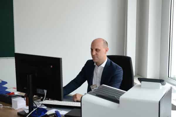 Der Bayreuther Kulturreferent Benedikt M. Stegmayer an seinem Schreibtisch