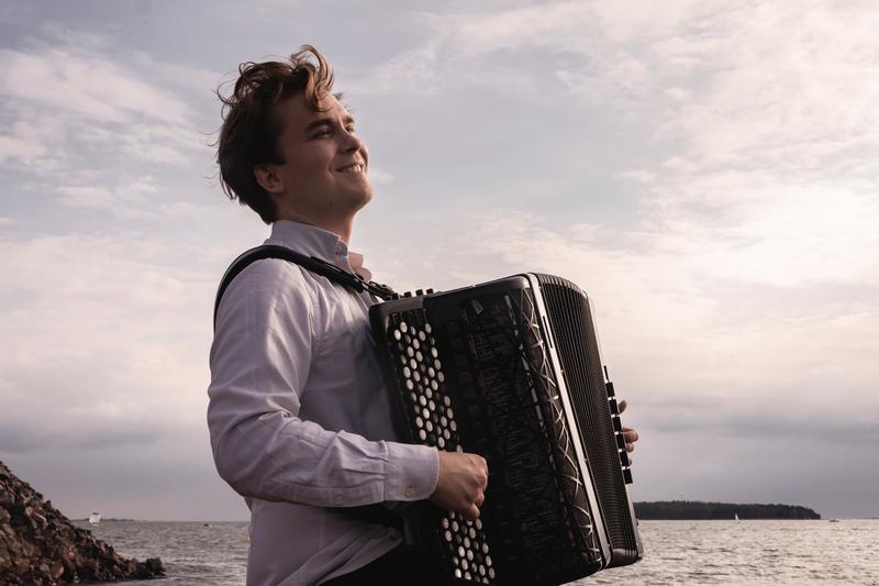 Der Akkordeonspieler Janne Valkeajoki spielt bei den Tagen Neuer Musik Bamberg