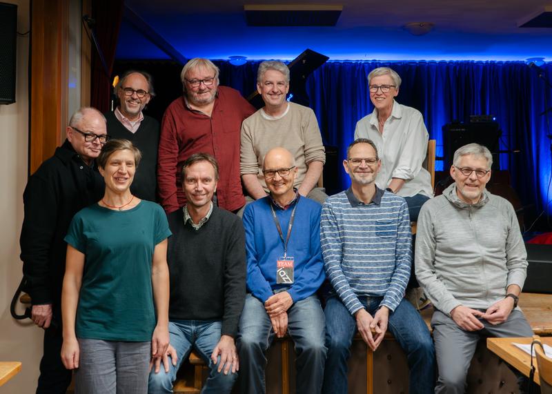 Das Jazzforum Team (Hinten von links nach rechts: Kaspar Schlösser, Gerd Zeidler, Christoph Andree, Susanne Horn Vorne von links: Joachim Weitmeier, Brit Schjelde, Gerrit Begemann, Bartholomäus Huber, Hendrik Bargel, Thomas Boese Im Bild fehlt: Axel Gärtn