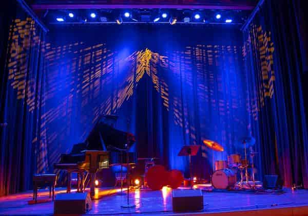 Die Bühne wartet auf den Jazz-Sturm