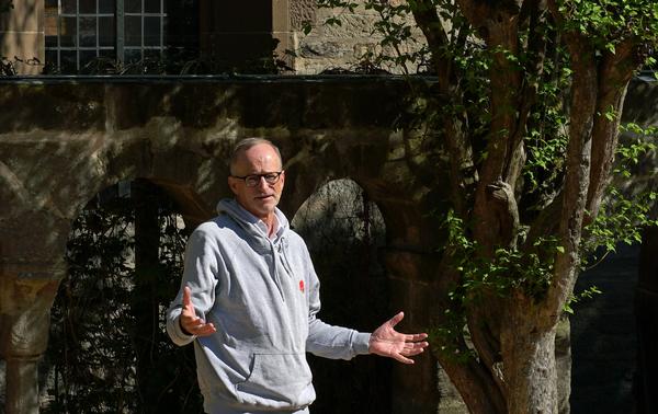 Johannes Kaetzler, Intendant der Kreuzgangspiele Feuchtwangen, im Kreuzgang-Bühnen-Ambiente