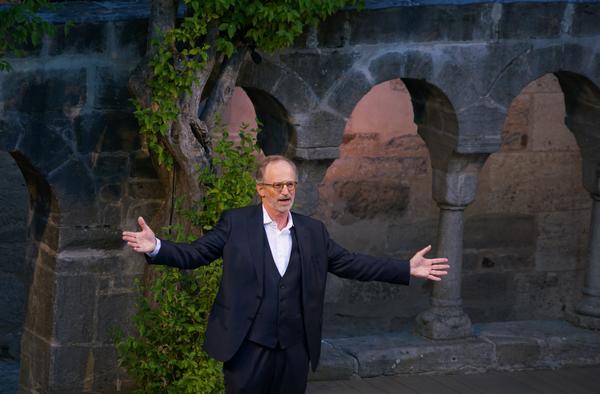 Johannes Kaetzler, Intendant der Kreuzgangspiele Feuchtwangen, im Kreuzgang-Bühnen-Ambiente