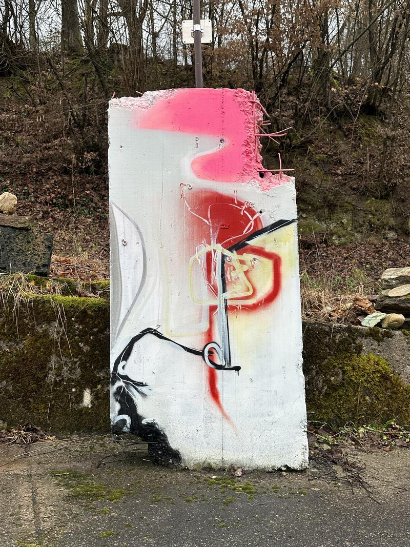 Jonas Ademes, truemmer, 2025, Beton 83cm x 165cm x 25cm