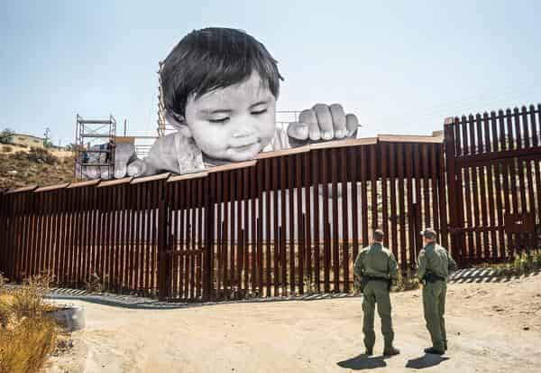 JR (geb. in Frankreich, 1983) Giants, Kikito and the Border Patrol, Tecate, Mexico–U.S.A., 2017 Installationsansicht. Wheat-paste Poster. 