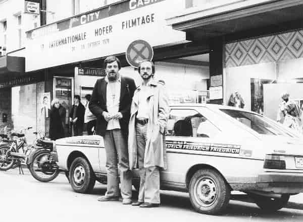 George A. Romero und Richard P. Rubinstein vor dem Central Kino in der Hofer Altstadt, 1977 